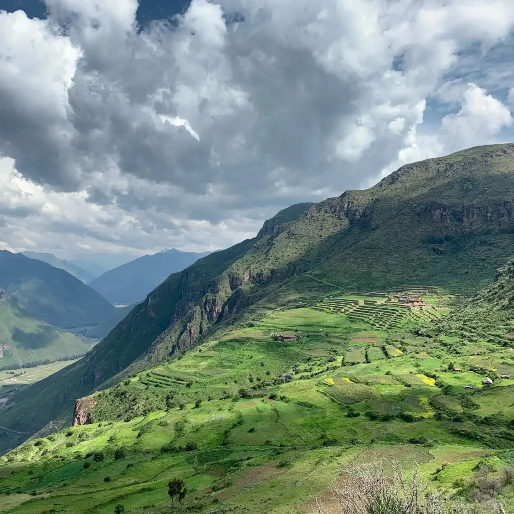 Vista da esplanada de Huchuy Qosqo