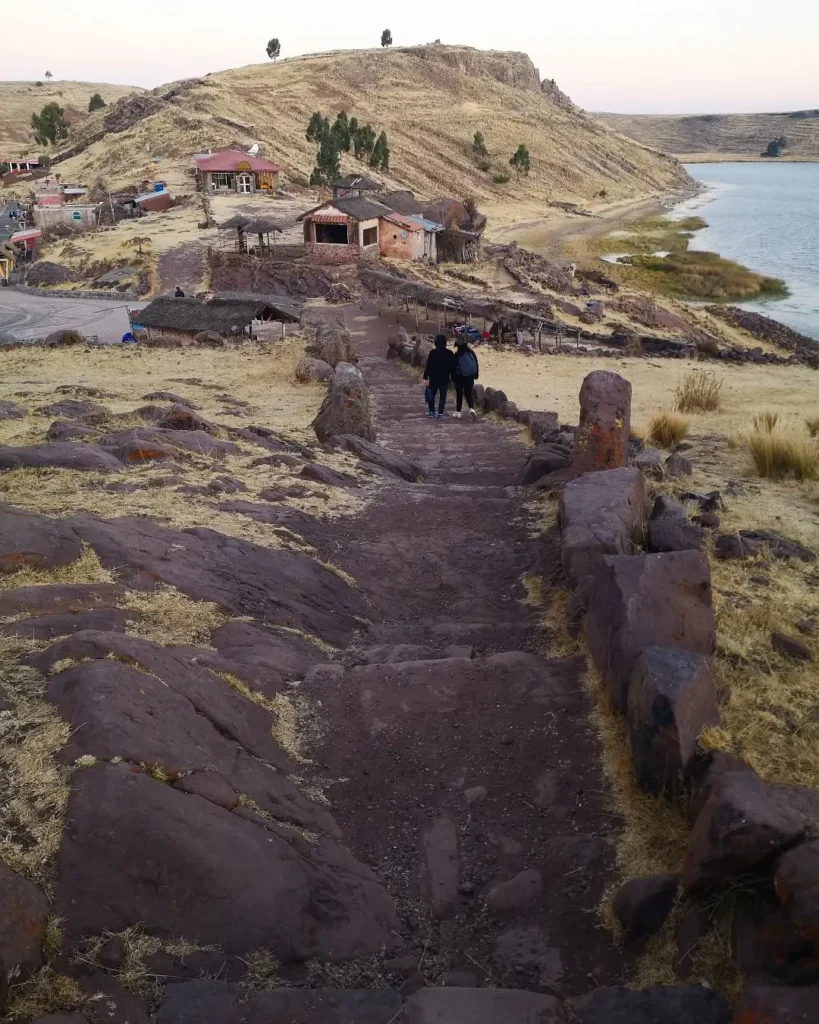 Turistas saindo do Complexo Arqueológico de Sillustani