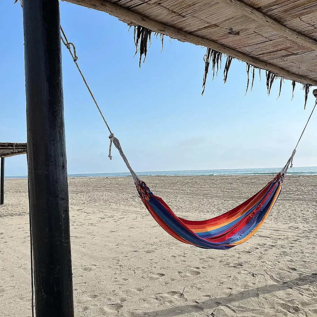 Redes para descanso na praia de Wakama