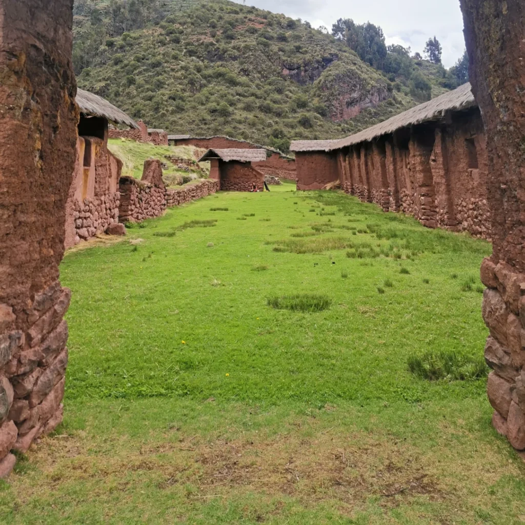 Um dos recintos nas ruínas de Huchuy Qosqo