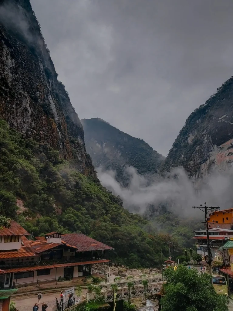 Vista da montanha a partir da vila de Machu Picchu (Águas Calientes)