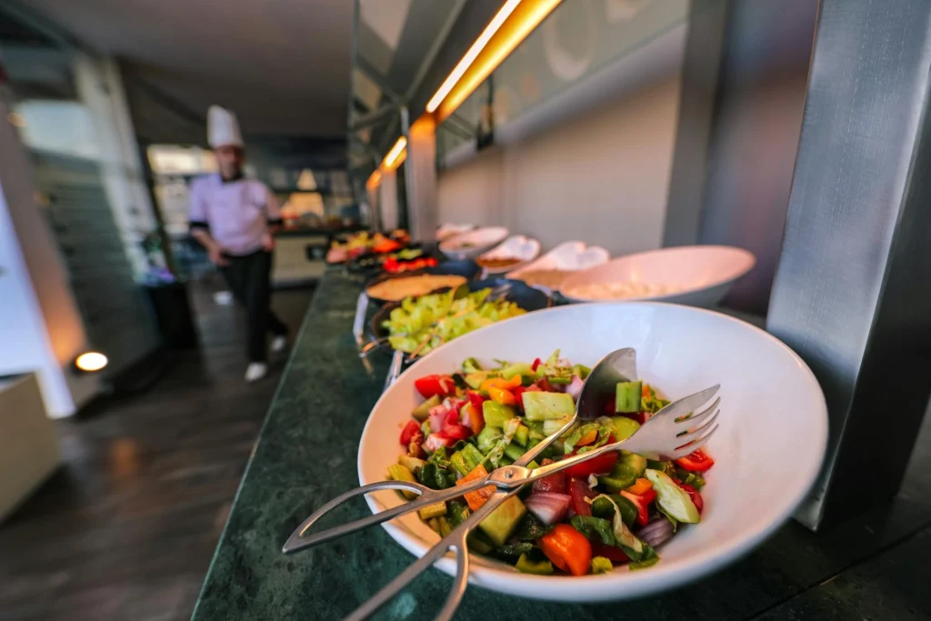 Plato de ensalada del Almuerzo Buffet