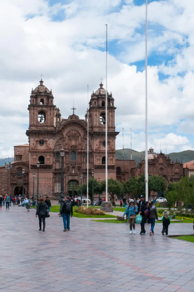 Turistas com seus filhos na Plaza de Armas de Cusco