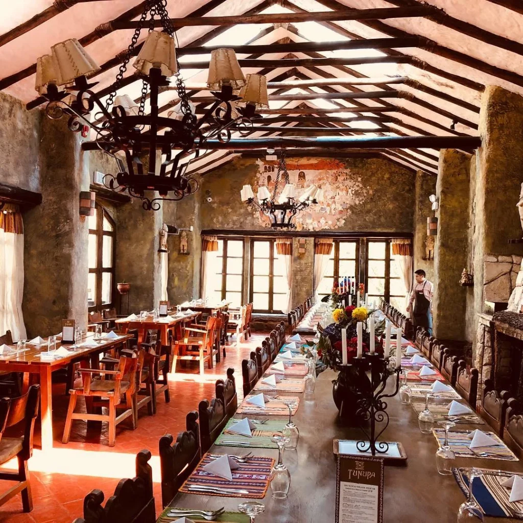 Mesas en la sala del Restaurante Tunupa Valle Sagrado