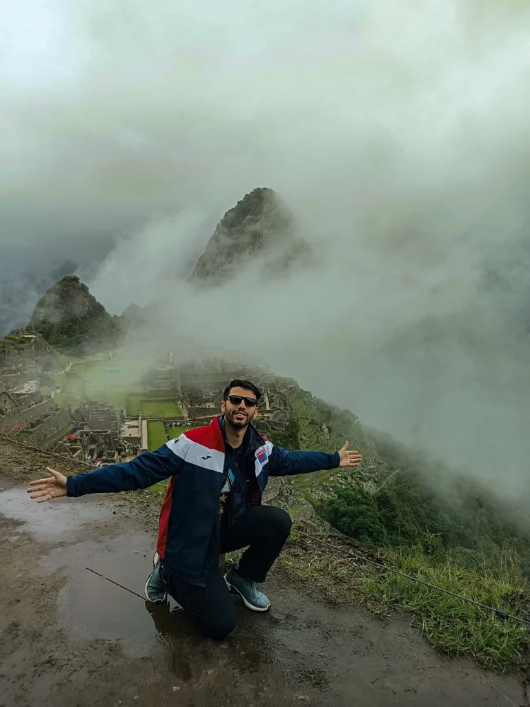 Turista en Machu Picchu en temporada de lluvia