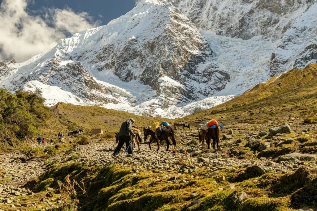 Trekking com cavalos na rota para a montanha de Salkantay