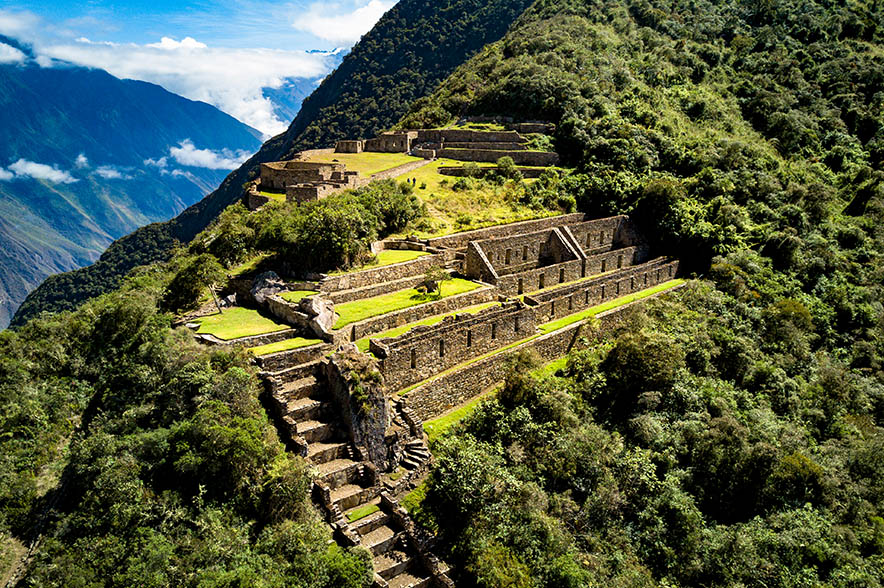 Choquequirao panoramico Panoramic view of Choquequirao terraces with Andean mountains