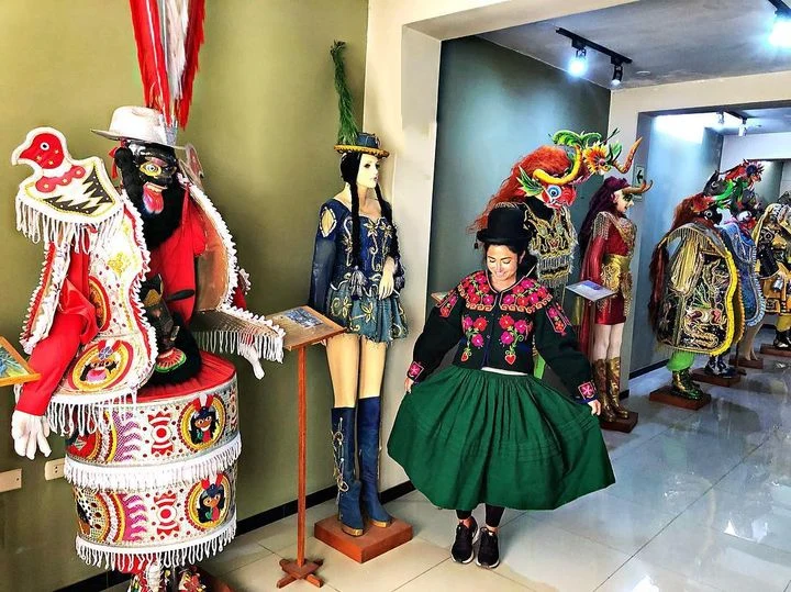 Exhibicion trajes tipicos en el Museo de la Coca en Puno Exibição de trajes típicos no Museu da Coca em Puno