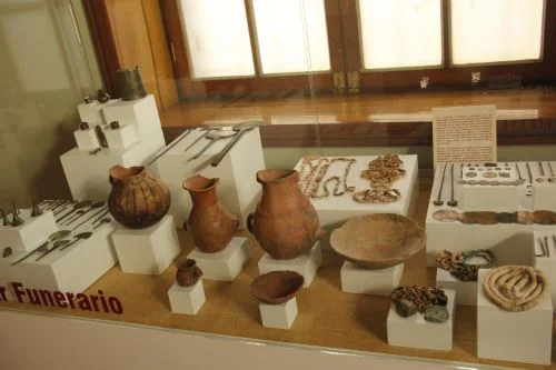 Piezas arqueologicas preincaicas en el Museo Arqueologico de Puno Pecas arqueológicas pré-incas no Museu Arqueológico de Puno