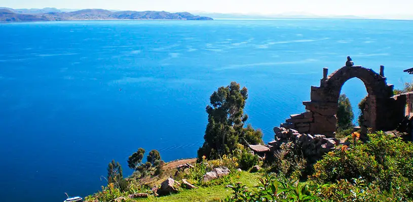 Vista panorámica de la isla Amantaní en el lago Titicaca