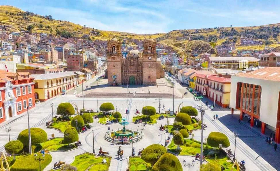 Vista panoramica del acceso principal a la plaza de armas de Puno Panoramic view of the main access to the Main Square of Puno