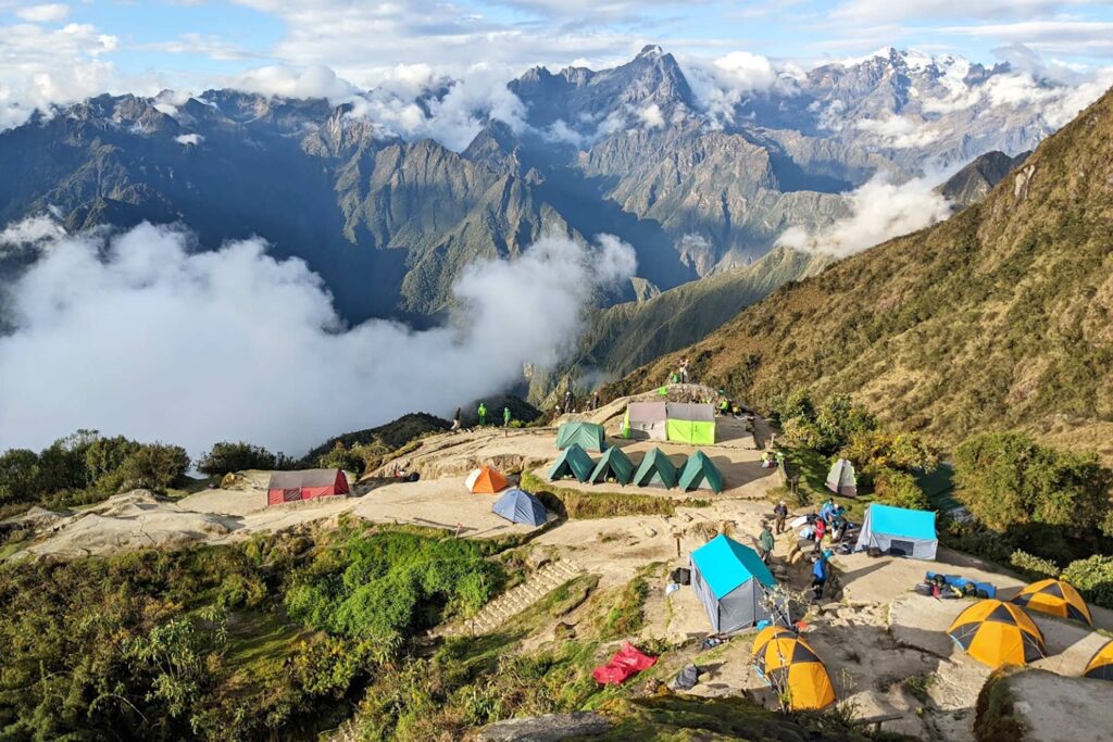 campamento camino inca Base camp on a long trek in Cusco - Inca Trail to Machu Picchu with tents and mountains in the background