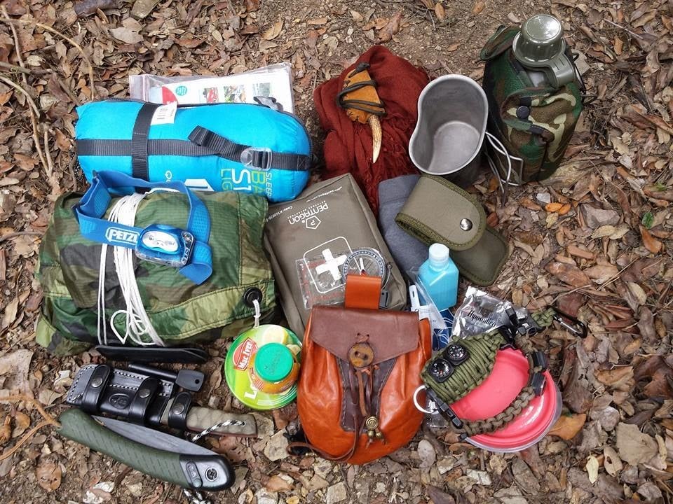 equyipaje para la selva Organized luggage for jungle travel in Peru with rubber boots and waterproof gear