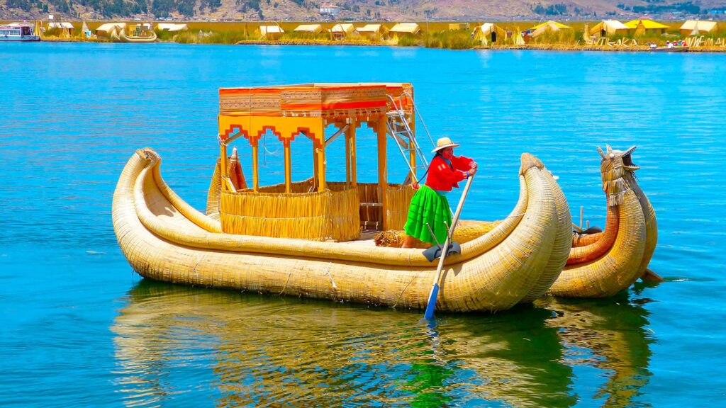 lago titicaca 1 Barca tradicional navegando en el lago Titicaca