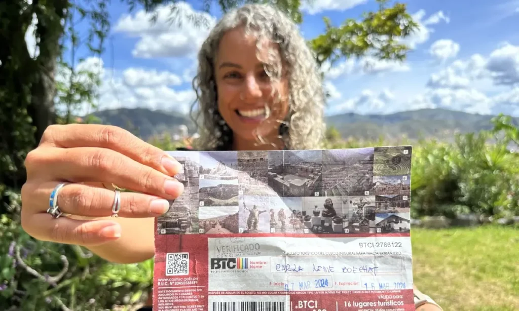 turista con su btc Tourists showing the Cusco Tourist Ticket