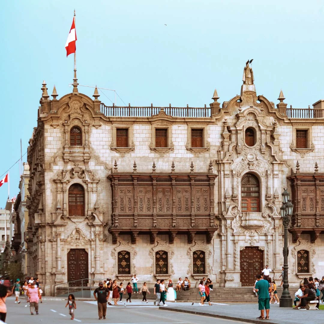 Balcones coloniales tipicos alrededor Plaza Armas Lima Typical colonial balconies around Main Square Lima
