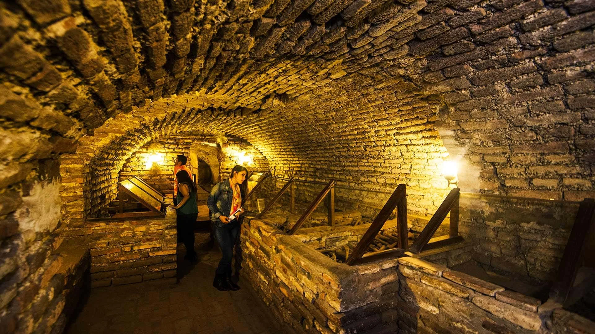 Catacumbas del Convento San Francisco en Lima Catacombs of San Francisco Convent in Lima