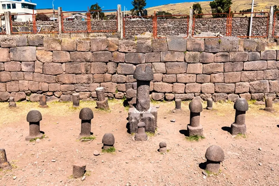 Detalle de monolitos fálicos en Inca Uyo Chucuito