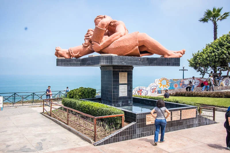 Escultura El Beso en el Parque del Amor Miraflores Sculpture The Kiss in Love Park Miraflores