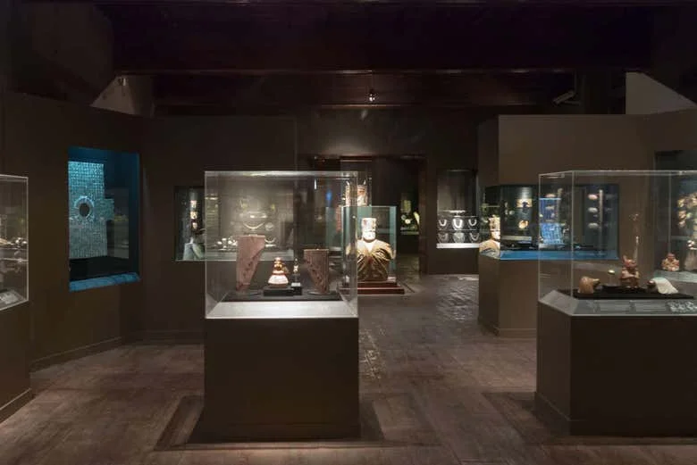 Exhibición de cerámica precolombina en el museo de Huaca Pucllana