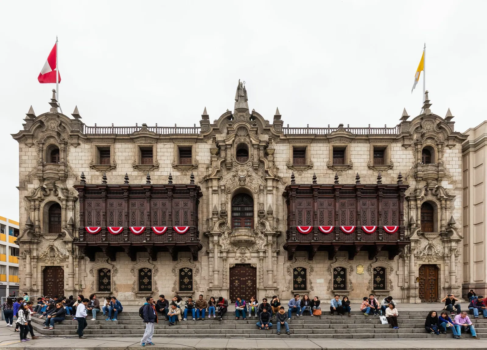 Fachada del Palacio Arzobispal con balcones coloniales Facade of the Archbishop's Palace with colonial balconies