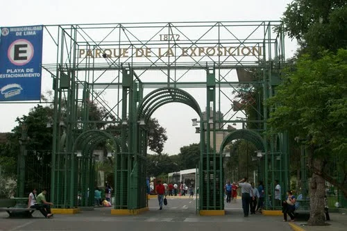 Ingreso principal sobre Paseo Colón: 