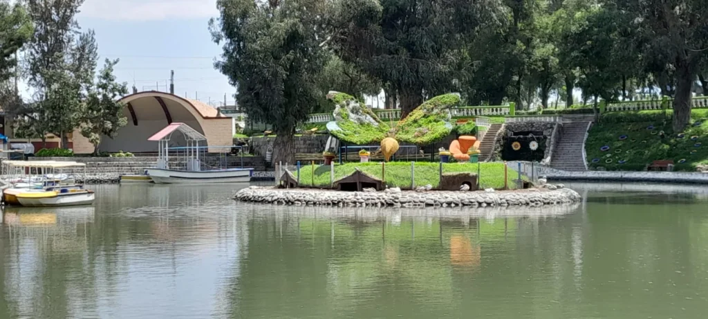 Lago artificial del Parque Selva Alegre
