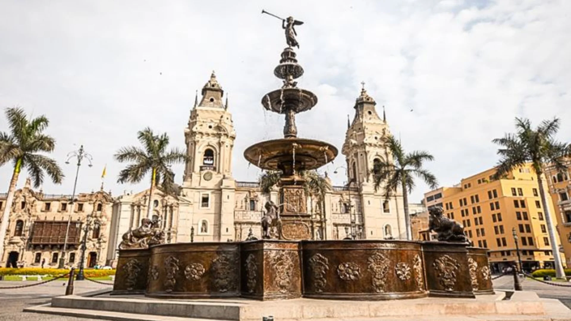 Pileta octogonal antigua en el centro de la Plaza de Armas Ancient octagonal fountain in the center of the Main Square