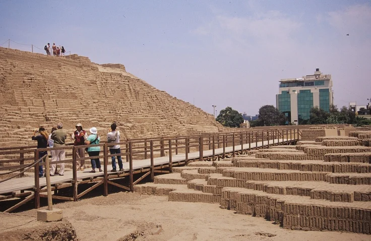 Piramide principal de la Huaca Pucllana iluminada al atardecer Pirâmide principal da Huaca Pucllana iluminada ao entardecer