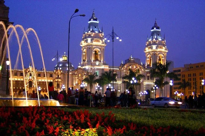 Plaza de Armas Lima iluminada por la noche Main Square Lima illuminated at night