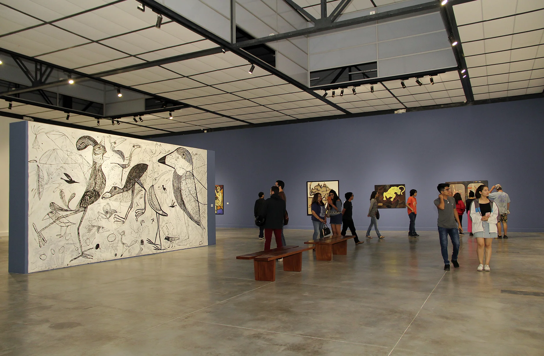 Sala de exposiciones temporales del MAC Lima con visitantes Sala de exposiciones temporales del MAC Lima con visitantes