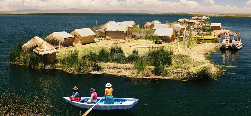 Vista de una isla flotante de los Uros en el Lago Titicaca View of a floating island of the Uros on Lake Titicaca