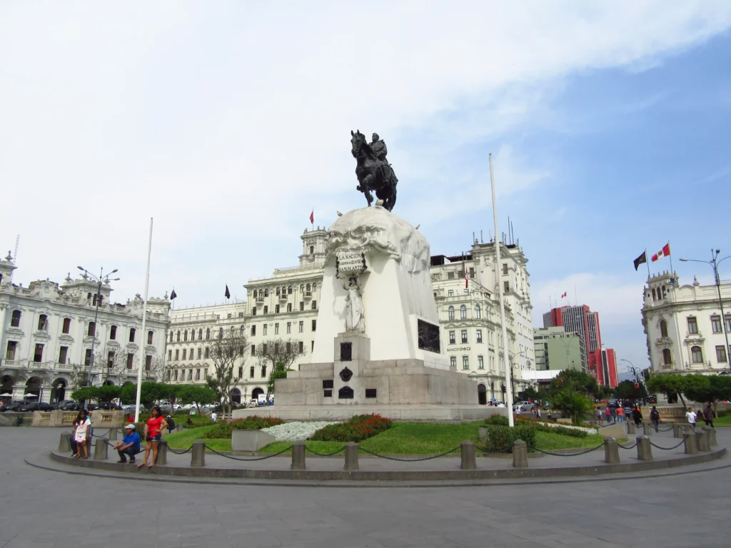 Vista panorámica de Plaza San Martín con edificios históricos