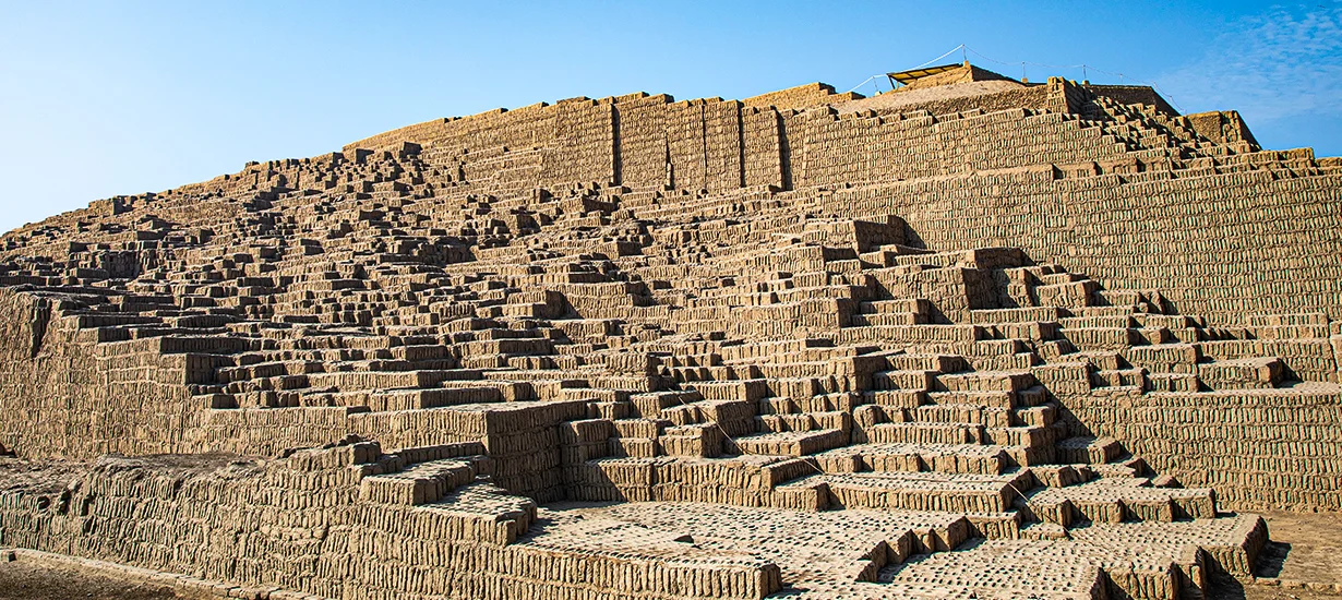 Vista panorámica de la pirámide principal de Huaca Pucllana