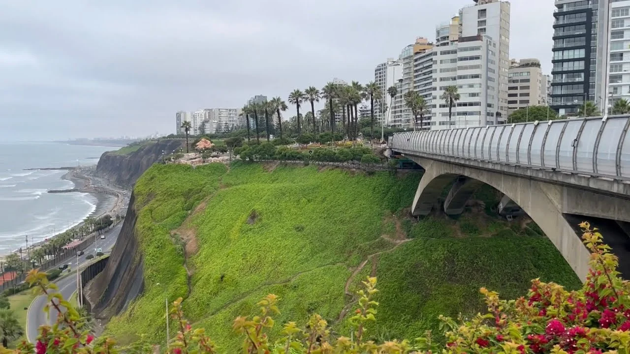 Vista panorámica del Malecón de Miraflores con acantilados y mar