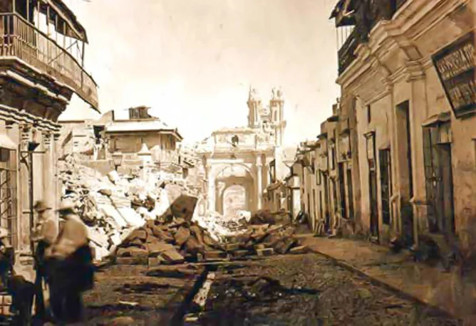 torre catedral tras terremoto Arequipa Cathedral tower after the earthquake in Arequipa