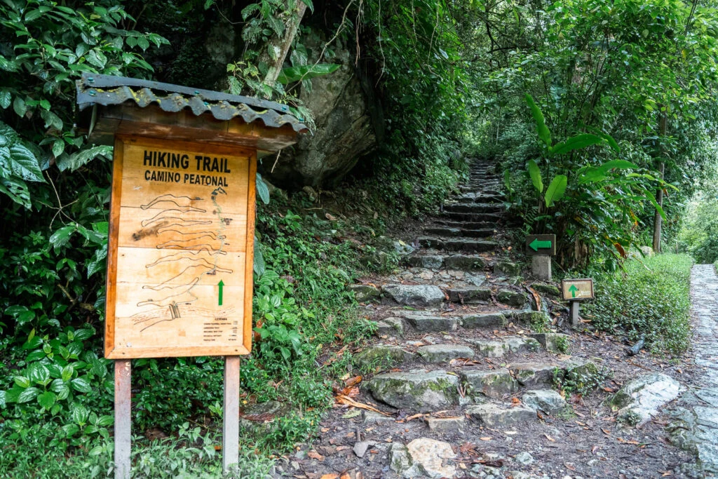 Camino peatonal al Museo de Sitio Machu Picchu Camino peatonal al Museo de Sitio Machu Picchu
