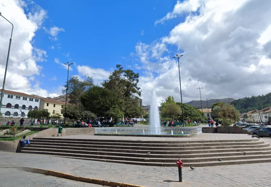 Jardín botánico con flores andinas junto a la Plaza San Francisco