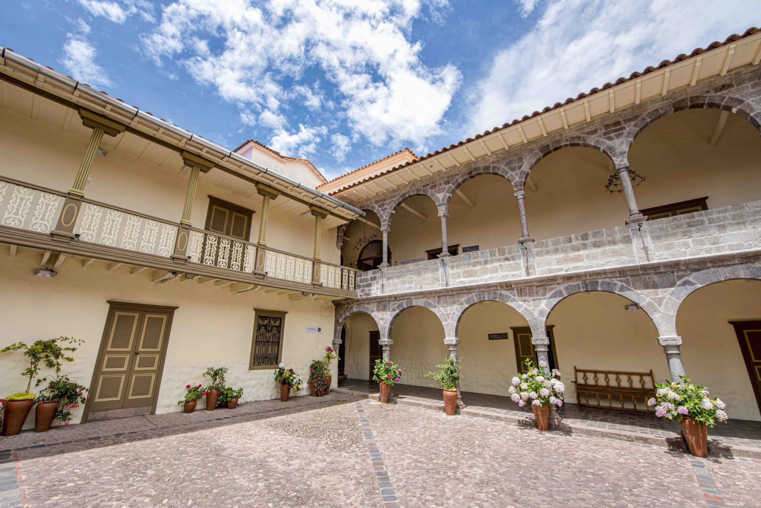 Patio interior Casa Cabrera Museo Arte Precolombino Cusco