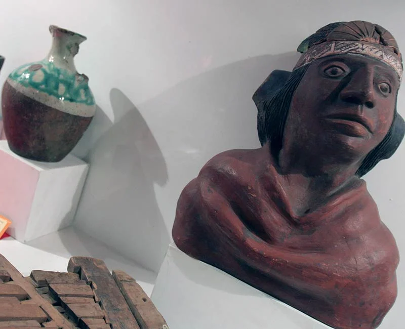 Sala arqueológica con cerámicas incas en Qorikancha