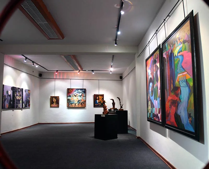Sala principal del Museo de Arte Contemporaneo de Cusco mostrando pinturas modernas Main room of the Contemporary Art Museum of Cusco showing modern paintings
