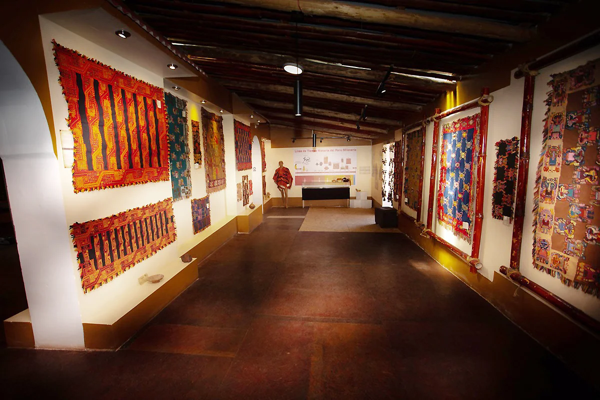 Sala textil con mantos incas en el Museo Inka