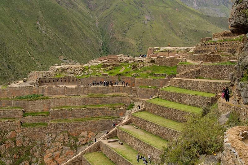 Terrazas y muros incas de Ollantaytambo Inca terraces and walls of Ollantaytambo