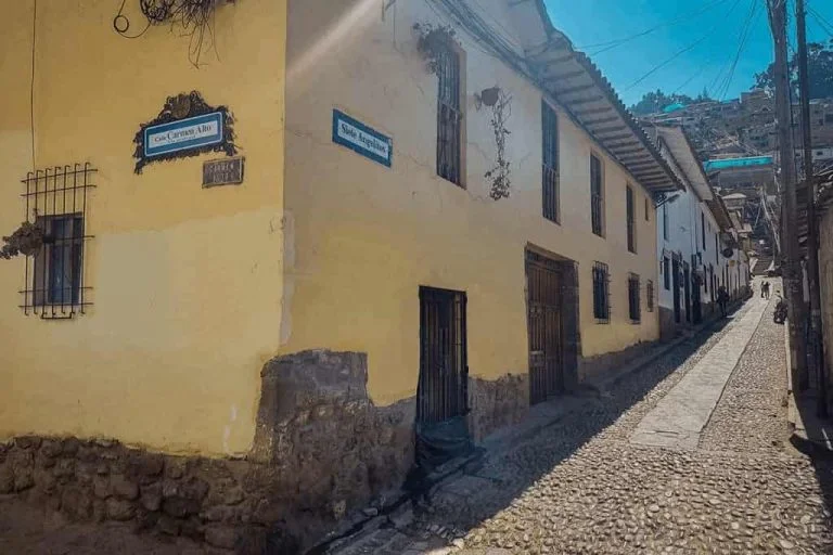 Vista empedrada de la Calle Siete Angelitos en Cusco