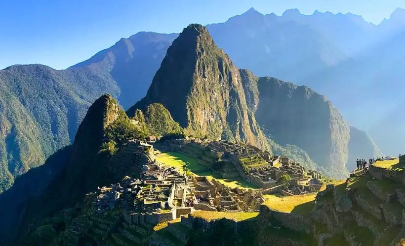 Vista panoramica de Machu Picchu al amanecer Panoramic view of Machu Picchu at dawn