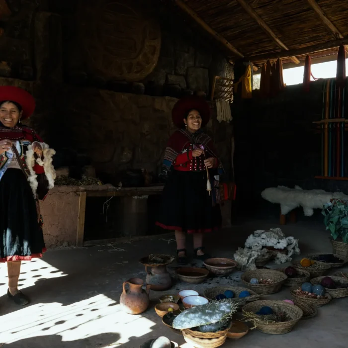 Mujeres de Chinchero mostrando Tintes Tejido