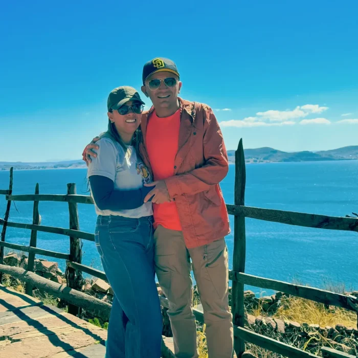 Pareja Turistas Mirador Titicaca