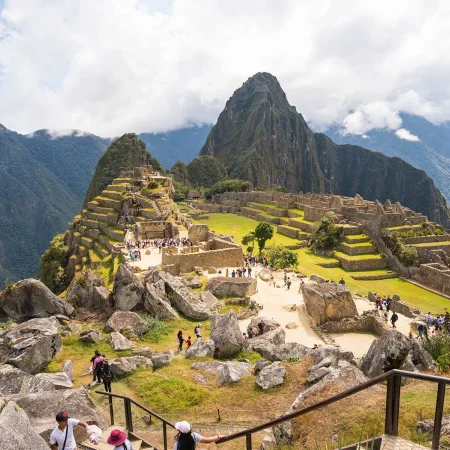 Turista disfrutando del Machu Picchu en temporada seca Turista disfrutando del Machu Picchu en temporada seca