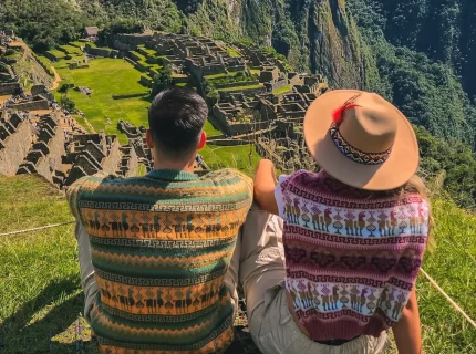 Turistas admirando Machu Picchu