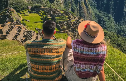Turistas admirando Machu Picchu